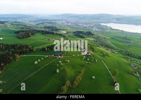 Schweizer Mittelland mit dem Sempachersee und hügelige Landschaft im Zentrum der Schweiz Stockfoto