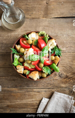 Panzanella Tomatensalat mit Kirschtomaten, Basilikum und Ciabatta Croutons. Sommer gesunde Ernährung - panzanella Salat, Ansicht von oben, kopieren. Stockfoto