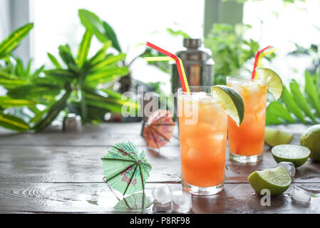 Zombie Cocktail mit Rum, garniert mit Kalk. Kalte Sweet Summer Frucht rot Alkohol Cocktails, erfrischenden Drink auf Holztisch, kopieren. Stockfoto