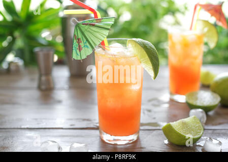 Zombie Cocktail mit Rum, garniert mit Kalk. Kalte Sweet Summer Frucht rot Alkohol Cocktails, erfrischenden Drink auf Holztisch, kopieren. Stockfoto