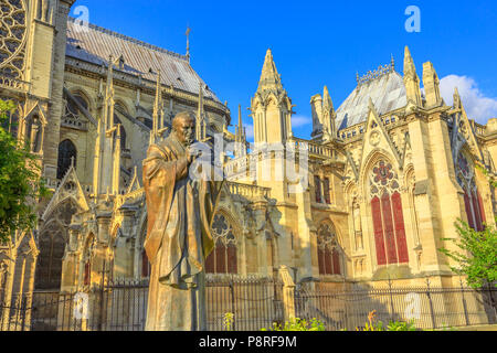 Details von Papst Johannes Paul II Statue an der Seite der Kirche Notre Dame von Paris, Frankreich. Gotische Architektur der Kathedrale von Paris, Ile de la Cite. Schönen, sonnigen Tag in den blauen Himmel. Stockfoto
