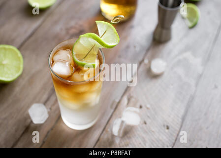 Dunkle und stürmische Rum Cocktail mit Ingwer Bier und Limette garnieren. Glas der Dunkle und stürmische Cocktail Drink auf Holztisch, kopieren. Stockfoto