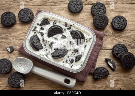 Eis mit Schokolade und Cream Sandwich Cookies. Cookies und Sahne hausgemachtes Eis Dessert auf dunklem Hintergrund. Stockfoto