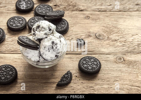 Eis mit Schokolade und Cream Sandwich Cookies. Cookies und Sahne hausgemachtes Eis Dessert auf dunklem Hintergrund. Stockfoto