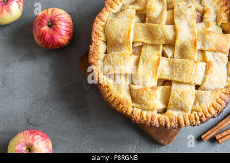 Klassische Apfelkuchen Dessert. Hausgemachte American Pie aus organischen Sommer Äpfel. Stockfoto