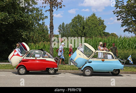 GARCHING, Deutschland - 8. Juli 2018. Zwei Oldtimer BMW Isetta 300 bicolor Rot und Blau mit cremig weiß Top, mit offener Tür und Open Sun Dach bereit für Stockfoto