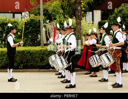 GARCHING, Deutschland - 8. Juli 2018. Folk Band Musiker in bayerischer Tracht durchführen mit Trommel, Glockenspiel und Flöten in der traditionellen Parade in der Uni Garching Stockfoto