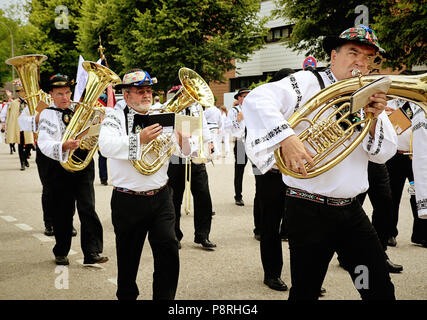 GARCHING, Deutschland - 8. Juli 2018. Brass Band Musiker in bayerischer Tracht ausführen Am traditionellen Umzug in Garching Universitätsstadt in der Nähe von München Stockfoto