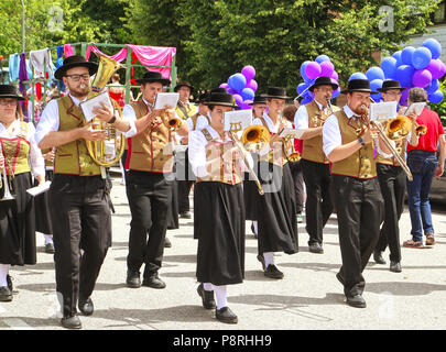 GARCHING, Deutschland - 8. Juli 2018. Brass Band Musiker in bayerischer Tracht ausführen Am traditionellen Umzug in Garching Universitätsstadt in der Nähe von München Stockfoto