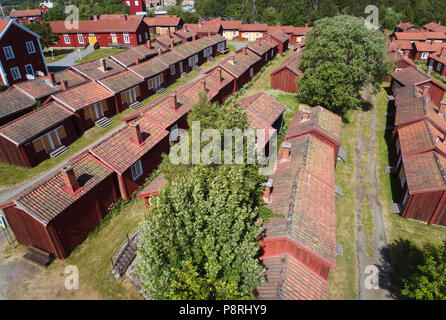 Lovanger, Schweden - 21. Juni 2018: Luftaufnahme des roten Holzhaus in der Lovanger Kirche der Stadt. Stockfoto