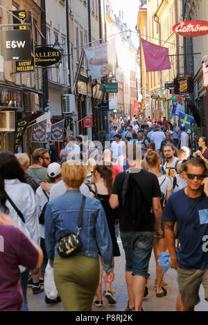 Stockholm, Schweden - 12. Juli 2018: gedrängten Straße Vasterlangatan in der Altstadt. Stockfoto