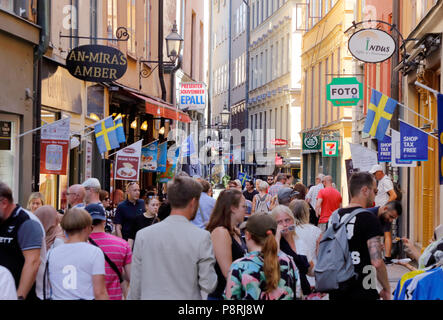 Stockholm, Schweden - 12. Juli 2018: Die Vasterlanggatan Straße in der Altstadt voll, ist ein beliebter Ort für Touristen zu besuchen. Stockfoto