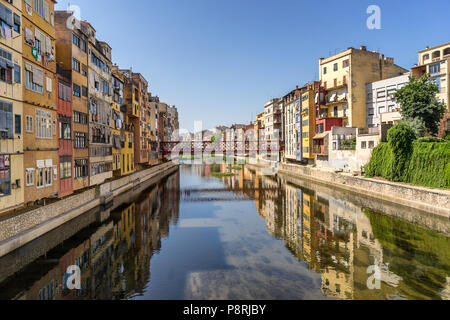 Auf der Suche des Onyar Fluss zum Jüdischen Viertel in Girona, Spanien Stockfoto