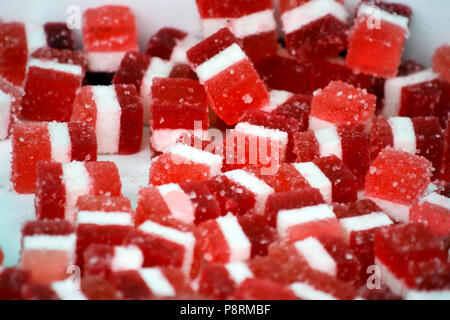 Bunte Jelly Beans für das Kauen auf einem weißen Hintergrund bereit, Nahaufnahme. Mischung aus Kinder Süßigkeiten einschließlich Gummibärchen, Dolly, Gemische, Gummibärchen Stockfoto