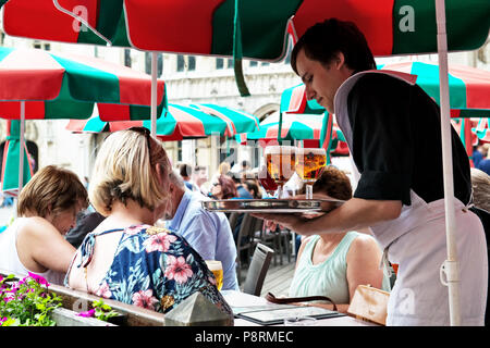 Brüssel, Belgien. 23. Juli 2015. Touristen in Cafés im Zentrum von Brüssel im heißen Sommer am Nachmittag entspannen Stockfoto