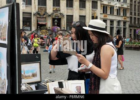 Brüssel, Belgien. 23. Juli 2015. Touristen besetzt sind Sie souvenir Gemälde auf Grand Place von Brüssel im heißen Sommer am Nachmittag Stockfoto