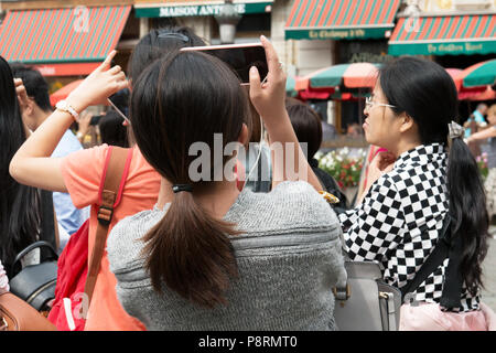 Brüssel, Belgien. 23. Juli 2015. Touristen fotografieren Attraktionen des Grand Place von Brüssel im heißen Sommer am Nachmittag Stockfoto