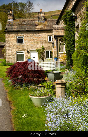 Das VEREINIGTE KÖNIGREICH, England, Yorkshire, Swaledale, Healaugh, bunte Blumen in kleinen Vorgarten der Village House Stockfoto