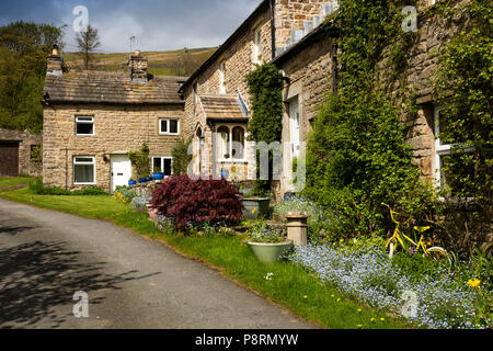 Das VEREINIGTE KÖNIGREICH, England, Yorkshire, Swaledale, Healaugh, bunte Blumen in kleinen Vorgarten der Village House Stockfoto