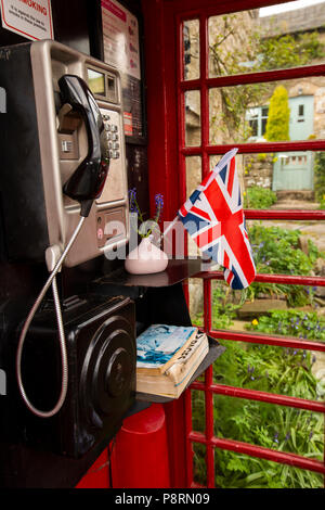 Das VEREINIGTE KÖNIGREICH, England, Yorkshire, Swaledale, Healaugh, Interieur des gepflegten Dorf K 6 rote Telefonzelle Stockfoto