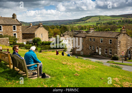 Das VEREINIGTE KÖNIGREICH, England, Yorkshire, Swaledale, Reeth, das Dreieck, Besucher auf der Werkbank über der zu niedrigen Fremington Stockfoto