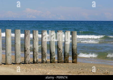 Stapel in den Sand, Marseillan Strand in der Nähe von Sete, Occitanie Frankreich Stockfoto