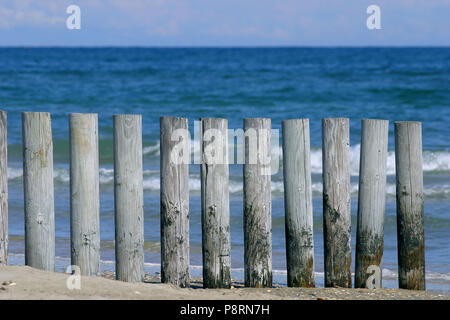 Stapel in den Sand, Marseillan Strand in der Nähe von Sete, Occitanie Frankreich Stockfoto