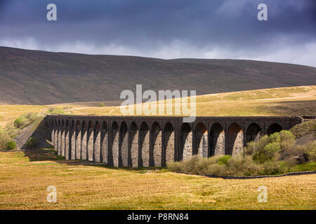 Das VEREINIGTE KÖNIGREICH, England, Yorkshire, Batty Moos, Ribblehead Viadukt über Settle Carlisle Railway Line Stockfoto