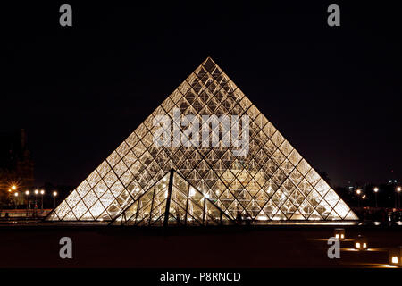 Die Pyramide des Louvre-Museums in Paris bei Nacht, Frankreich Stockfoto