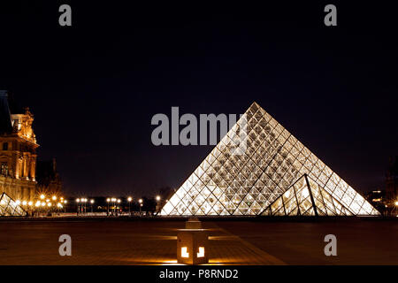 Die Pyramide des Louvre-Museums in Paris bei Nacht, Frankreich Stockfoto