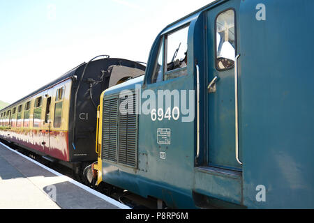 03 Juli 2018 - Carrog Bahnhof, Wales, Großbritannien. Mit einer Class 37 Lokomotive Gruppe (C 37 LG) English Electric Typ 3. V12-Motor 1700 bhp. Stockfoto