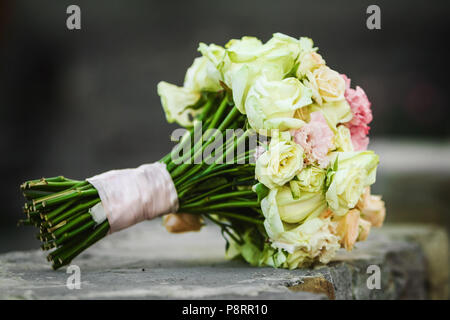 Nahaufnahme Foto von wedding bouquet Festlegung auf dem Stein Stockfoto
