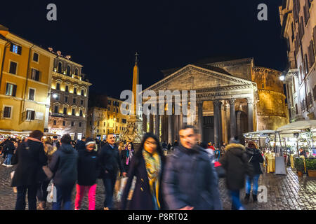 Rom, Italien - 9 November 2017: Nacht Szene am Pantheon, ein Gebäude für alle die Götter des alten Rom und wurde von Kaiser Hadrian ab Stockfoto