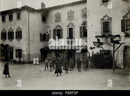 . 359 Karl I. besucht Folgaria (Vielgereuth), 15.5.1917 (BildID) 15552884 Stockfoto