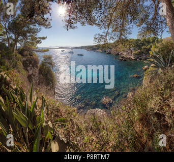 Die felsige Küste von Villa Eilenroc an das Cap d'Antibes, Juan-les-Pins, Frankreich Stockfoto