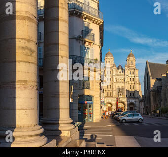 Die Säulen des Grand Théatre und die Kirche Saint Michel, Dijon, Frankreich Stockfoto