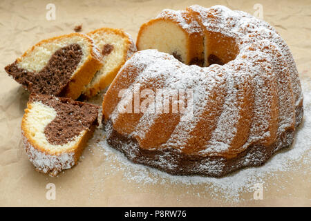 Traditionelle hausgemachte Marmor Kuchen. In Scheiben geschnitten Marmor bundt Cake auf Papier. Stockfoto