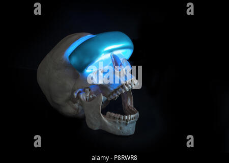Gefahr der VR. Schrecken der Technik der Zukunft. Schädel im VR-Brille. Konzept, schwarzer Hintergrund Kopie Raum Stockfoto