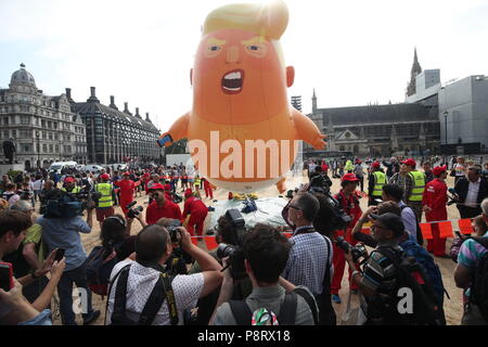 Einen "Baby Trump' Ballon steigt nach im Londoner Parlament Platz aufgeblasen wird, als Teil der Proteste gegen den Besuch von US-Präsident Donald Trump nach Großbritannien. Stockfoto