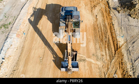 Luftbild von einem Bagger auf der Baustelle Stockfoto