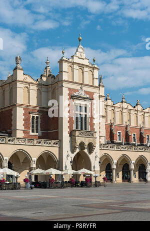 Tuchhallen (Sukiennice) im Hauptmarkt (Rynek Glowny), Krakau, Polen Stockfoto