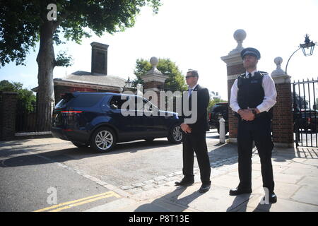 Ein Konvoi von Fahrzeugen durch die Tore am Royal Hospital, Chelsea, London als First Lady der USA Melania Trump besucht das Krankenhaus. Stockfoto