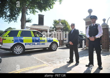 Ein Konvoi von Fahrzeugen durch die Tore am Royal Hospital, Chelsea, London als First Lady der USA Melania Trump besucht das Krankenhaus. Stockfoto