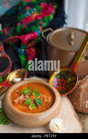 Traditionelle ukrainische rote Suppe aus Gemüse und Fleisch. Foto in einem rustikalen Vintage Style. Für Text platzieren. Platz kopieren Stockfoto