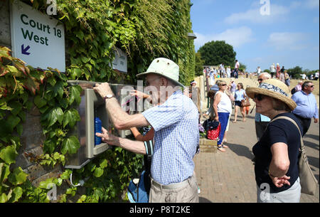 Zuschauer füllen Sie Ihre Wasserflaschen an Tag 11 der Wimbledon Championships in der All England Lawn Tennis und Croquet Club, Wimbledon. Stockfoto