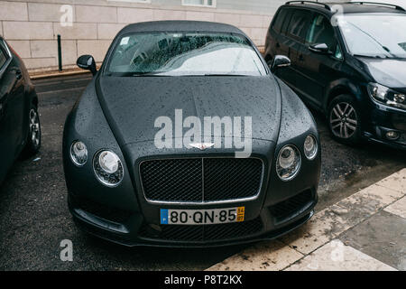 Lissabon, 18. Juni 2018: Die modernen Luxus angesehenen Business Auto Bentley Continental ist auf einer Straße der Stadt im regnerischen Wetter geparkt. Stockfoto