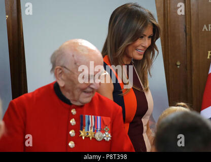 First Lady der USA Melania Trump, trifft Chelsea Rentner bei einem Besuch des Royal Hospital, Chelsea, London. Stockfoto