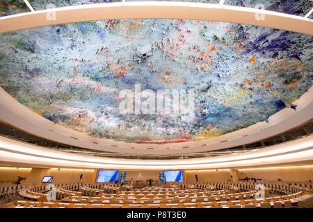 Genf, Schweiz, 18. August 2016: Die Menschenrechte und die Allianz der Zivilisationen Zimmer im Palais des Nations, das Büro der Vereinten Nationen in Genf (UNOG). Das Zimmer ist eine der größten Konferenzräume im Unog. Auf der Decke ist eine Skulptur aus | Verwendung weltweit Stockfoto