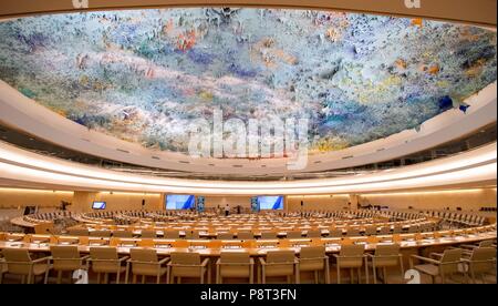 Genf, Schweiz, 18. August 2016: Die Menschenrechte und die Allianz der Zivilisationen Zimmer im Palais des Nations, das Büro der Vereinten Nationen in Genf (UNOG). Das Zimmer ist eine der größten Konferenzräume im Unog. Auf der Decke ist eine Skulptur aus | Verwendung weltweit Stockfoto