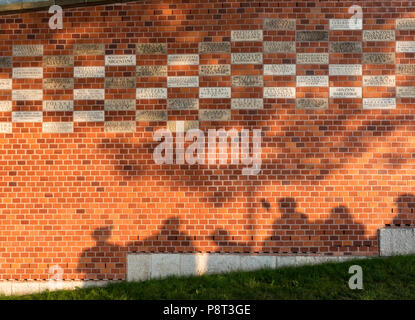 Volk memorial Spender Plaketten auf Mauer von Schloss Wawel in Krakau, Polen Stockfoto